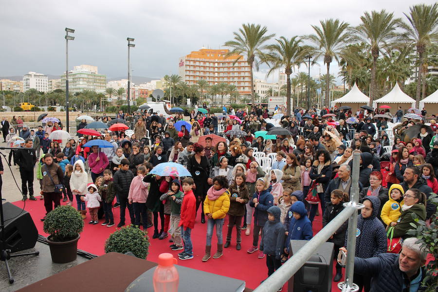 Patricia y Ángel agradecen la participación en la campaña solidaria 'Marea de Buena Gente' a los pies de la nueva Ballena que se ha rehabilitado como lugar de recuerdo del pequeño asesinado en febrero
