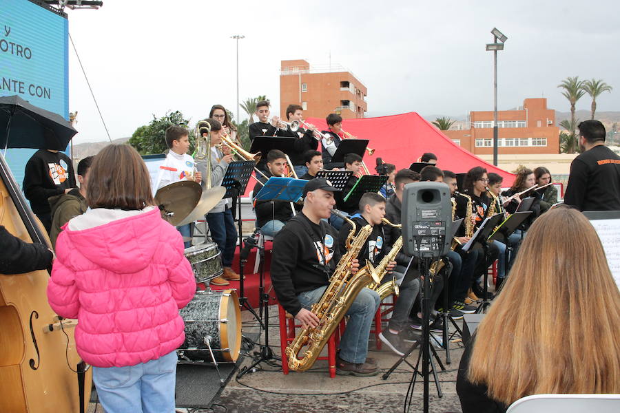 Patricia y Ángel agradecen la participación en la campaña solidaria 'Marea de Buena Gente' a los pies de la nueva Ballena que se ha rehabilitado como lugar de recuerdo del pequeño asesinado en febrero