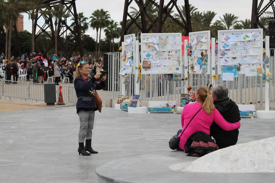 Patricia y Ángel agradecen la participación en la campaña solidaria 'Marea de Buena Gente' a los pies de la nueva Ballena que se ha rehabilitado como lugar de recuerdo del pequeño asesinado en febrero