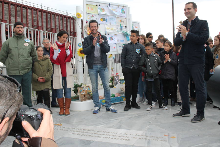 Patricia y Ángel agradecen la participación en la campaña solidaria 'Marea de Buena Gente' a los pies de la nueva Ballena que se ha rehabilitado como lugar de recuerdo del pequeño asesinado en febrero