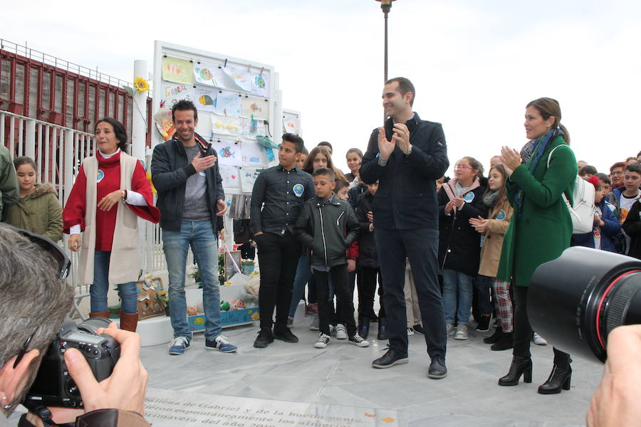 Patricia y Ángel agradecen la participación en la campaña solidaria 'Marea de Buena Gente' a los pies de la nueva Ballena que se ha rehabilitado como lugar de recuerdo del pequeño asesinado en febrero