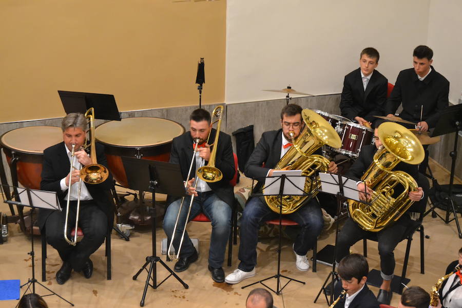 En la noche del sábado, 29 de diciembre, tuvo lugar en el salón de actos del ayuntamiento de Calicasas, la celebración del Concierto de Navidad que contó con la participación de la Banda de Educandos de Güevéjar y la Banda Municipal de esta localidad. En el acto estuvo presentado por Juan Cantero, contó con la asistencia de numeroso público y de la alcaldesa, Marisa Corral. Las dos formaciones interpretaron temas muy variados y al final un potpourri de villancicos que hizo la delicia de los asistentes