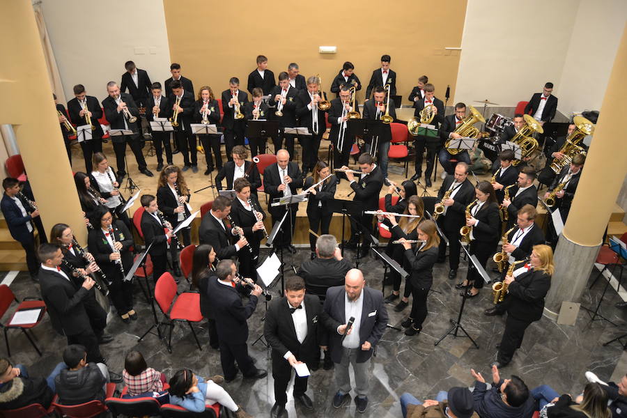 En la noche del sábado, 29 de diciembre, tuvo lugar en el salón de actos del ayuntamiento de Calicasas, la celebración del Concierto de Navidad que contó con la participación de la Banda de Educandos de Güevéjar y la Banda Municipal de esta localidad. En el acto estuvo presentado por Juan Cantero, contó con la asistencia de numeroso público y de la alcaldesa, Marisa Corral. Las dos formaciones interpretaron temas muy variados y al final un potpourri de villancicos que hizo la delicia de los asistentes