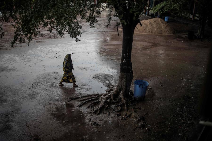 Una mujer se dirije a votar en la RD Congo a pesar de la lluvia torrencial.