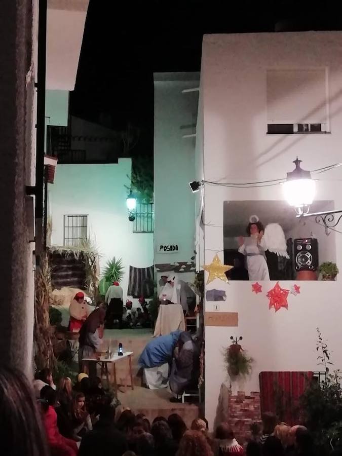 Los vecinos de la calle Guadix, en el Casco Viejo salobreñero, han triunfado esta Navidad con su representación teatralizada del Nacimiento