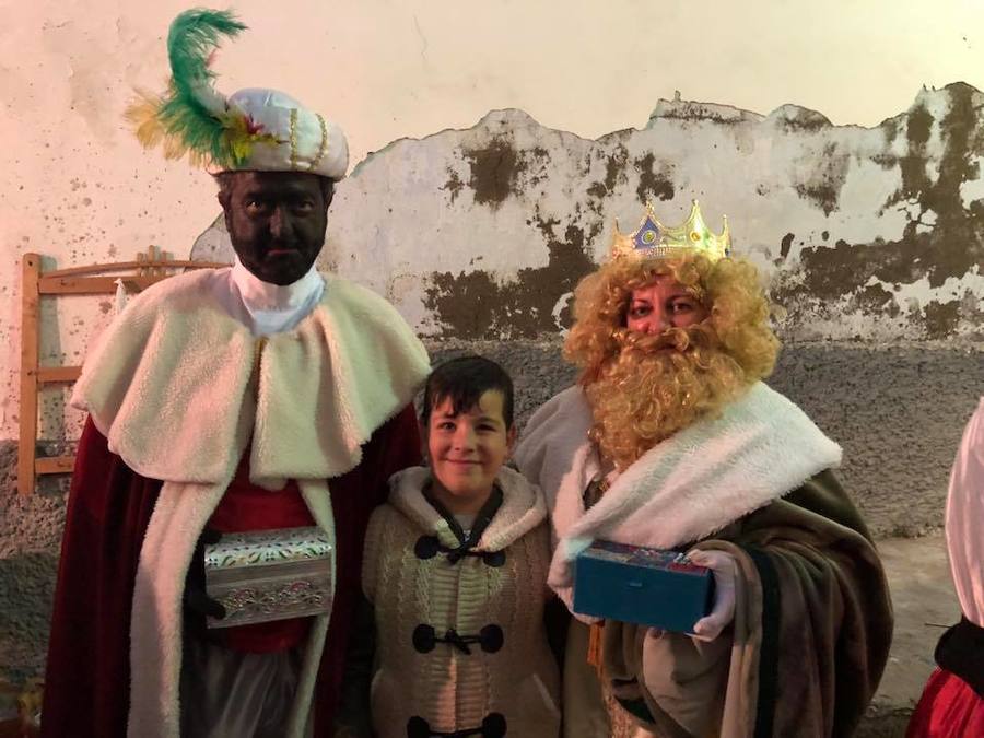 Los vecinos de la calle Guadix, en el Casco Viejo salobreñero, han triunfado esta Navidad con su representación teatralizada del Nacimiento