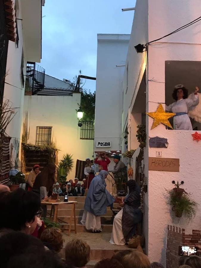 Los vecinos de la calle Guadix, en el Casco Viejo salobreñero, han triunfado esta Navidad con su representación teatralizada del Nacimiento