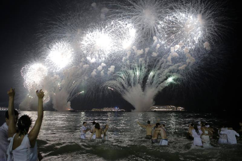 Oceanía, con la espectacular bahía de Sídney a la cabeza, abrió los festejos para despedir 2018 y dar la bioenvenida a un 2019 que se prevé lleno de incertidumbres