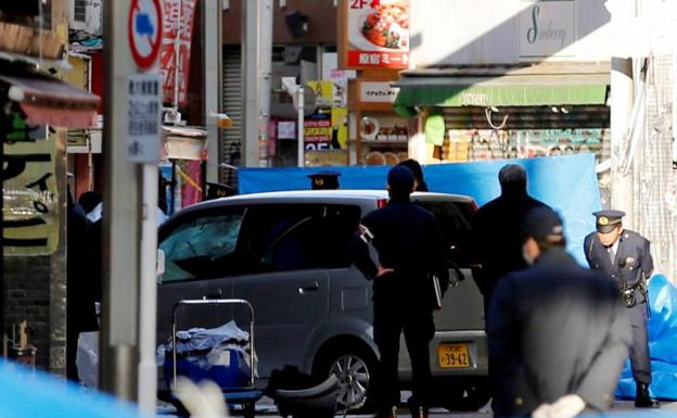La policía nipona permanece junto al vehículo con el que un hombe atropelló a nueve personas en Tokio. 