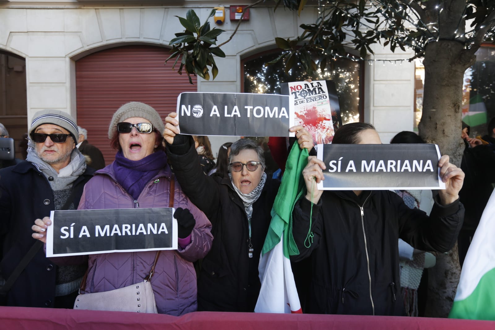 Importante dispositivo policial en el centro de Granada ante la presencia de colectivos en contra y a favor de la celebración