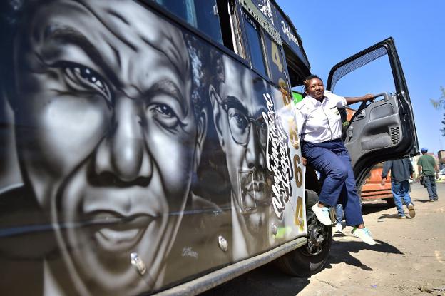 Los kenianos han convertido estos minibuses en genuinas manifestaciones del 'street-art' local. Cultura rodante con una historia que ya cumple más de cinco décadas.