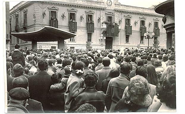 Ambiente en la plaza del Carmen mientras se tremola el pendón en el balcón del Ayuntamiento. Año 1966 