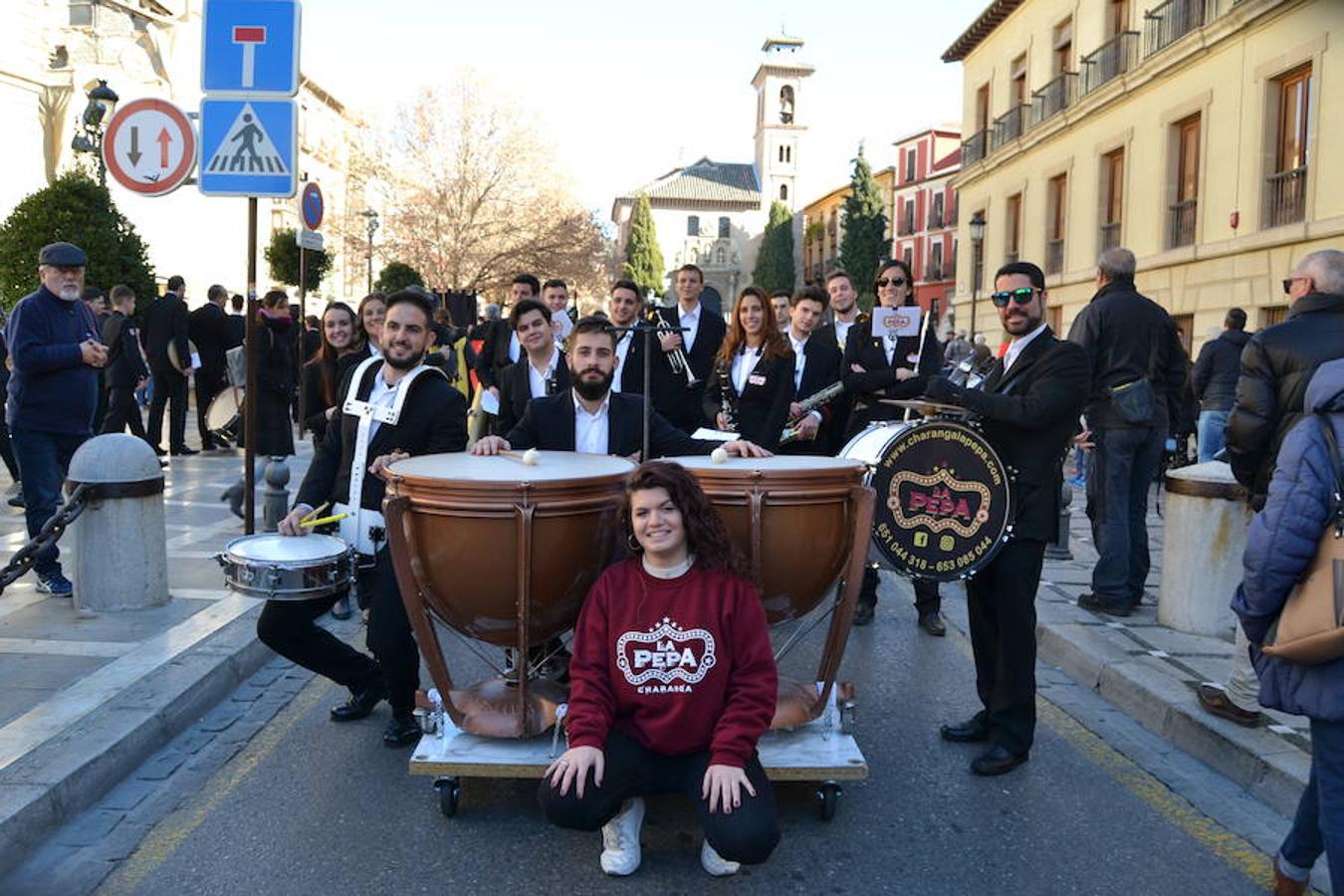 Importante dispositivo policial en el centro de Granada ante la presencia de colectivos en contra y a favor de la celebración