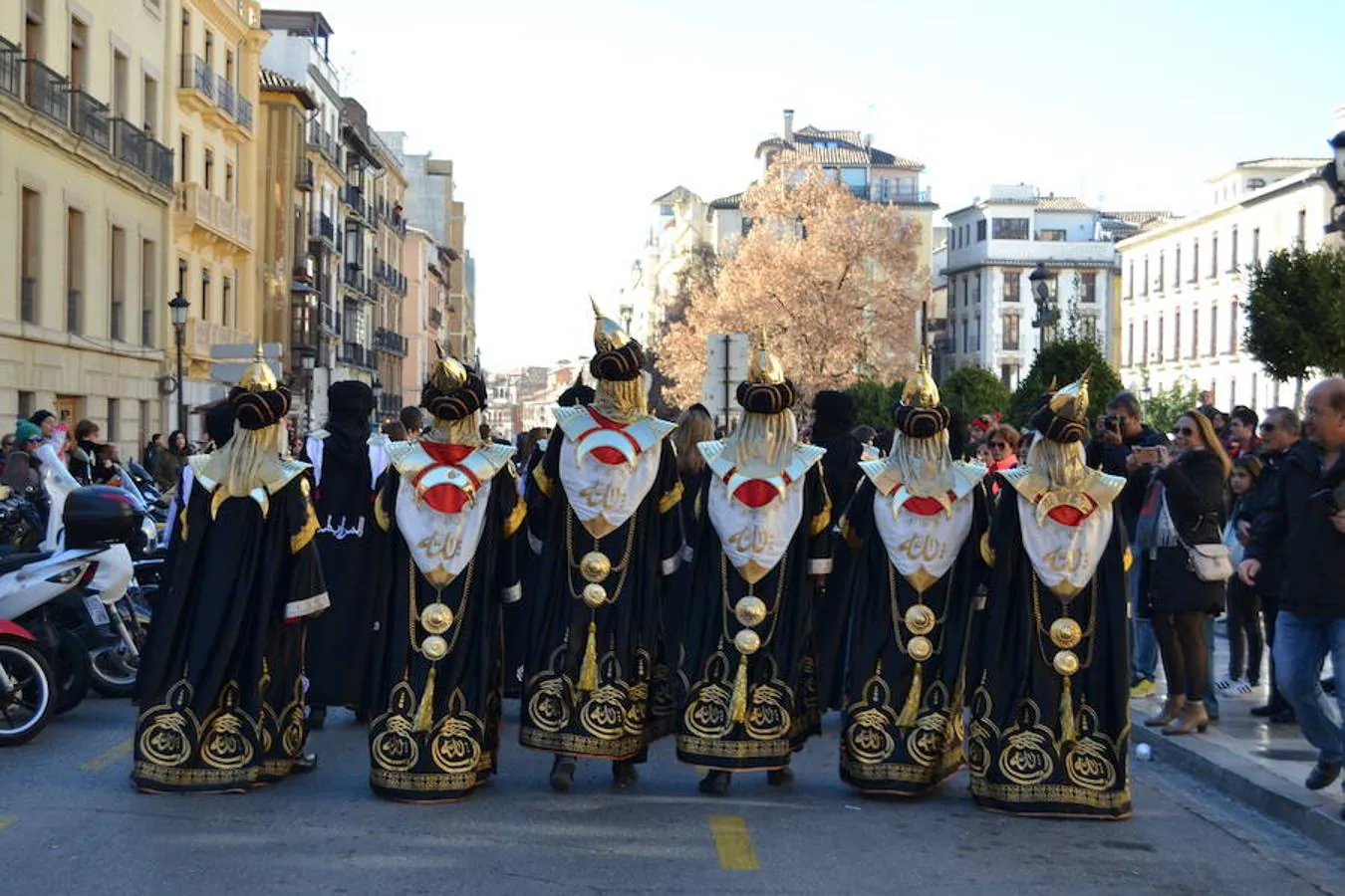 Importante dispositivo policial en el centro de Granada ante la presencia de colectivos en contra y a favor de la celebración