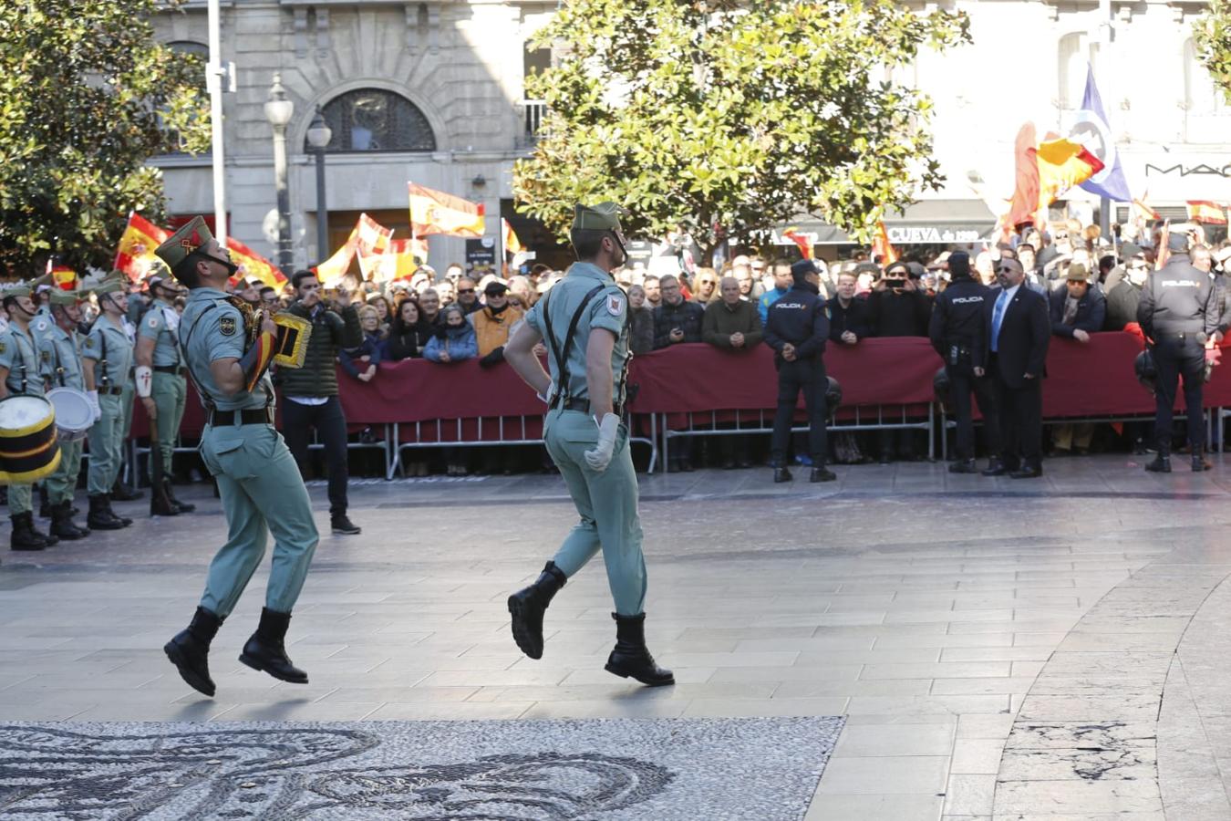 Importante dispositivo policial en el centro de Granada ante la presencia de colectivos en contra y a favor de la celebración