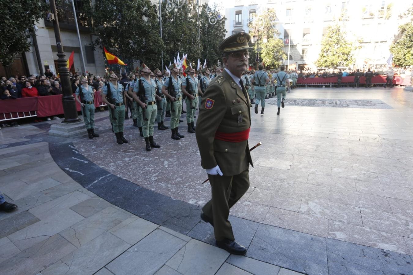 Importante dispositivo policial en el centro de Granada ante la presencia de colectivos en contra y a favor de la celebración