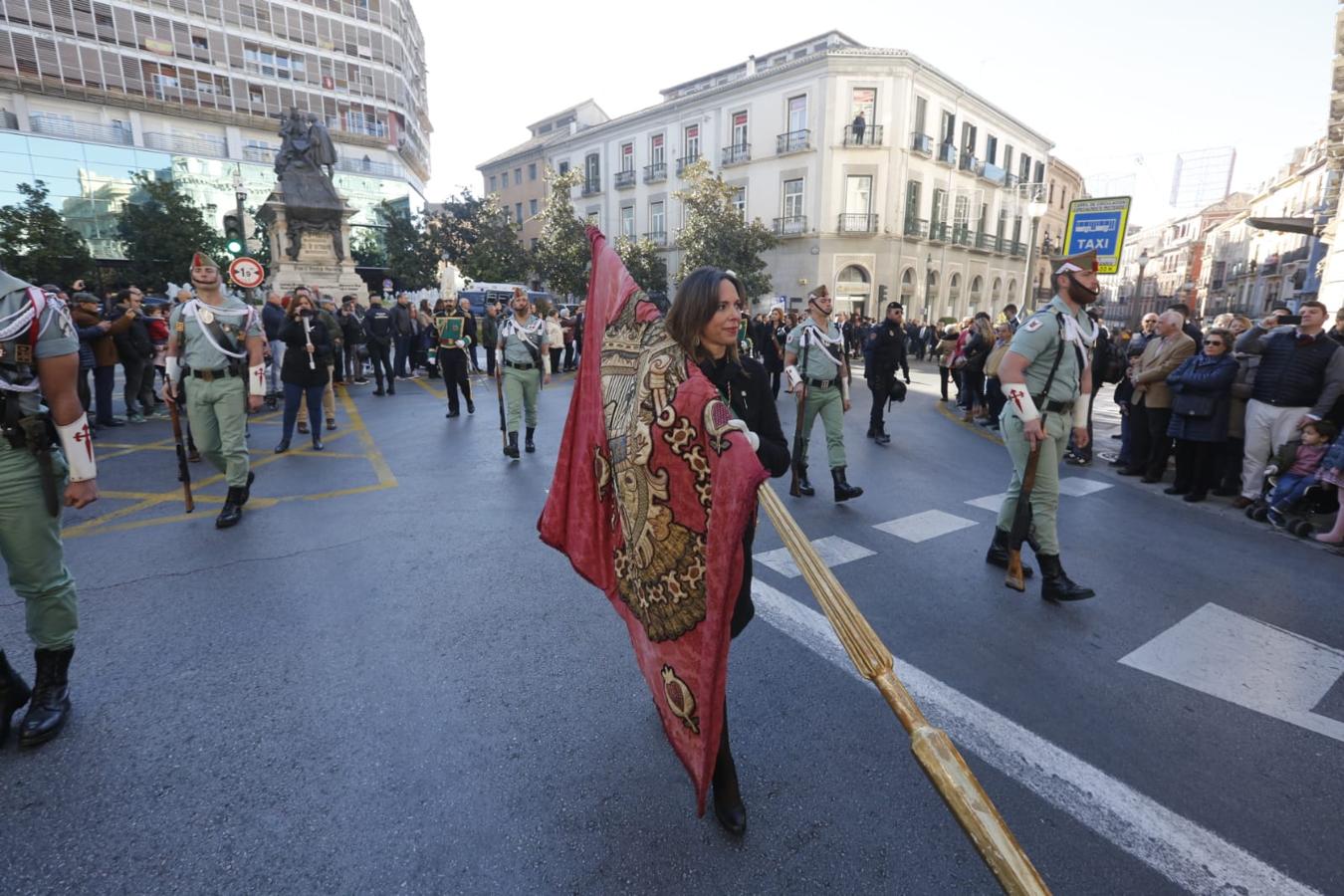 Importante dispositivo policial en el centro de Granada ante la presencia de colectivos en contra y a favor de la celebración