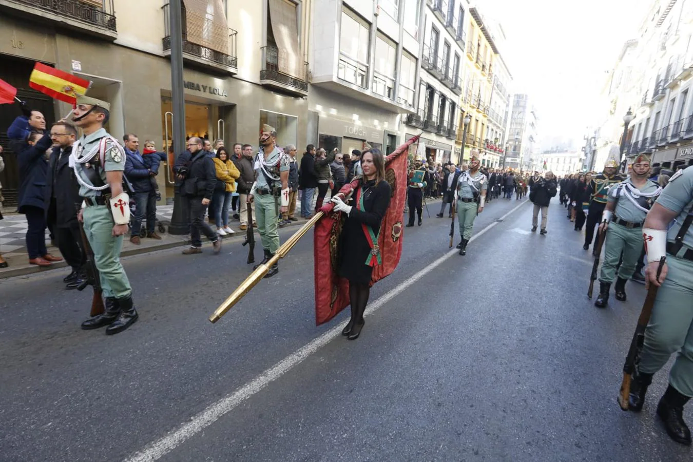 Importante dispositivo policial en el centro de Granada ante la presencia de colectivos en contra y a favor de la celebración