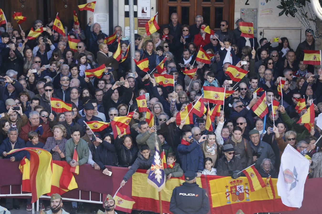 Importante dispositivo policial en el centro de Granada ante la presencia de colectivos en contra y a favor de la celebración