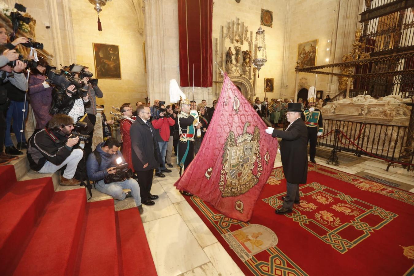 Importante dispositivo policial en el centro de Granada ante la presencia de colectivos en contra y a favor de la celebración