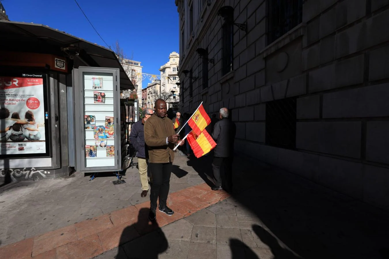 Importante dispositivo policial en el centro de Granada ante la presencia de colectivos en contra y a favor de la celebración