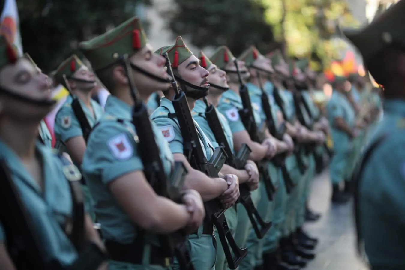 Importante dispositivo policial en el centro de Granada ante la presencia de colectivos en contra y a favor de la celebración