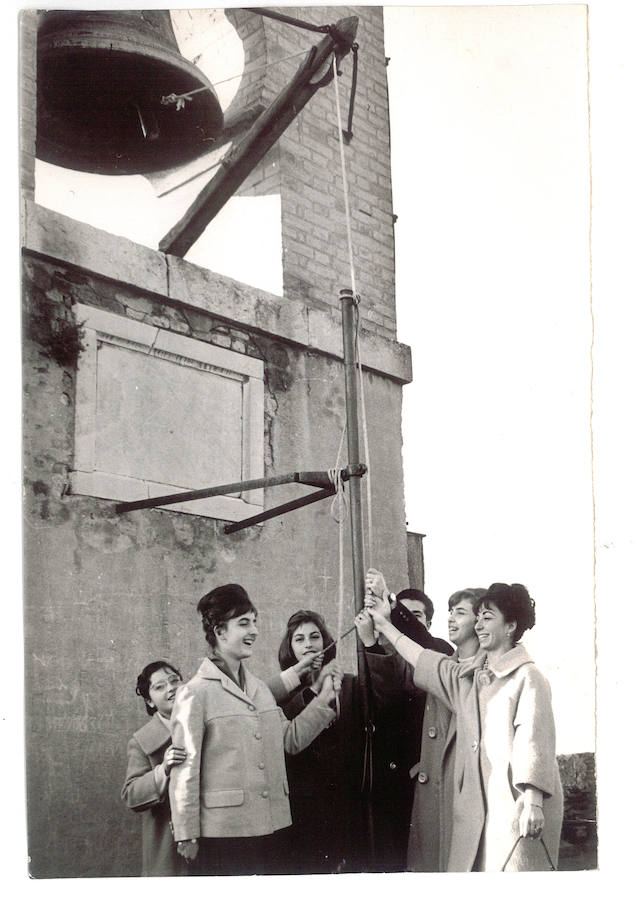 Chicas tocan la campana de la Torre de la Vela en 1964