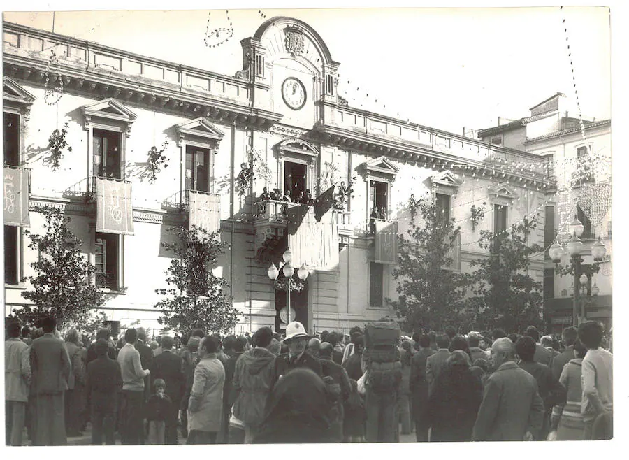 Un guardia urbano y un mochilero entre el público de la plaza del Carmen en los primeros años de la década de los 70.