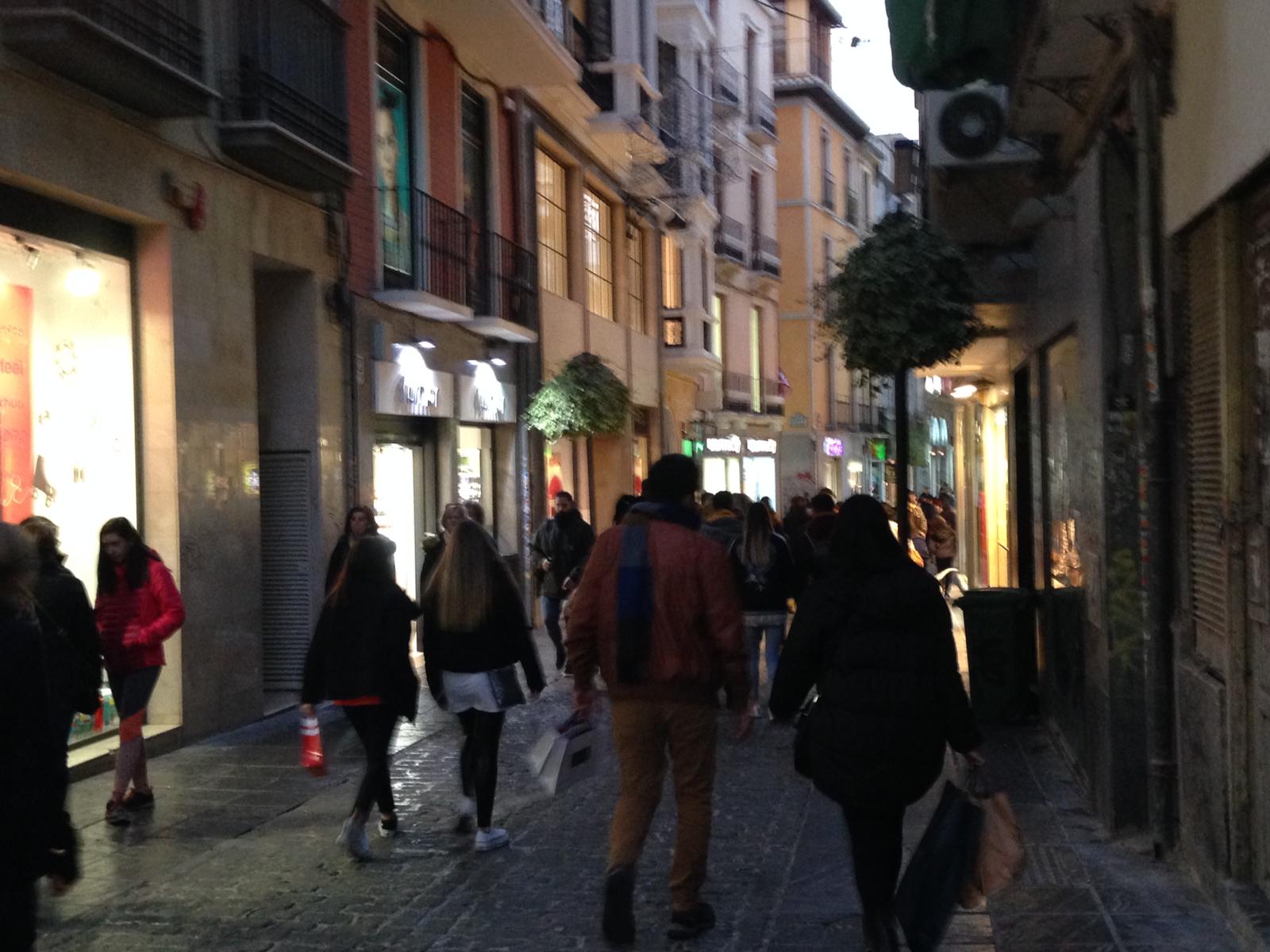 A pocos días de Reyes, el centro de Granada está hasta arriba de gente 