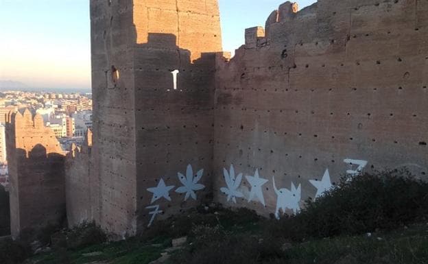 La Junta pide investigar grandes pintadas en las murallas de La Alcazaba