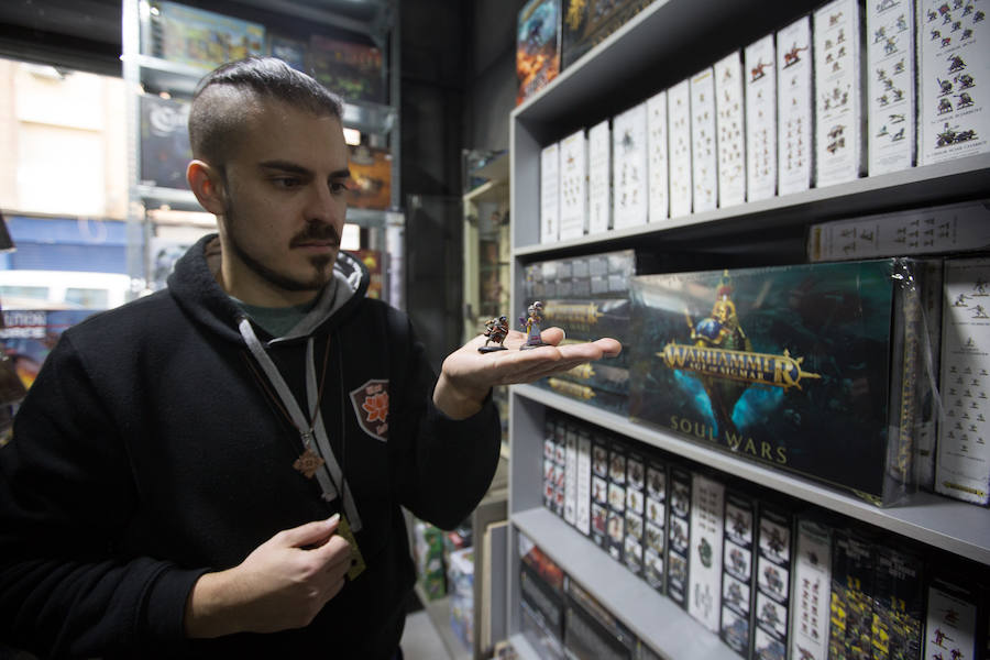 Carlos Andrade, responsable de la tienda WarLotus de Granada, posee una selección de más de quinientas figuras entre sus distintos ejércitos y piezas exclusivas