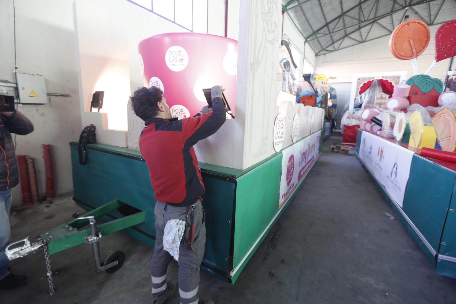 Así se preparan las 22 carrozas que desfilarán por las calles de la ciudad este 5 de enero