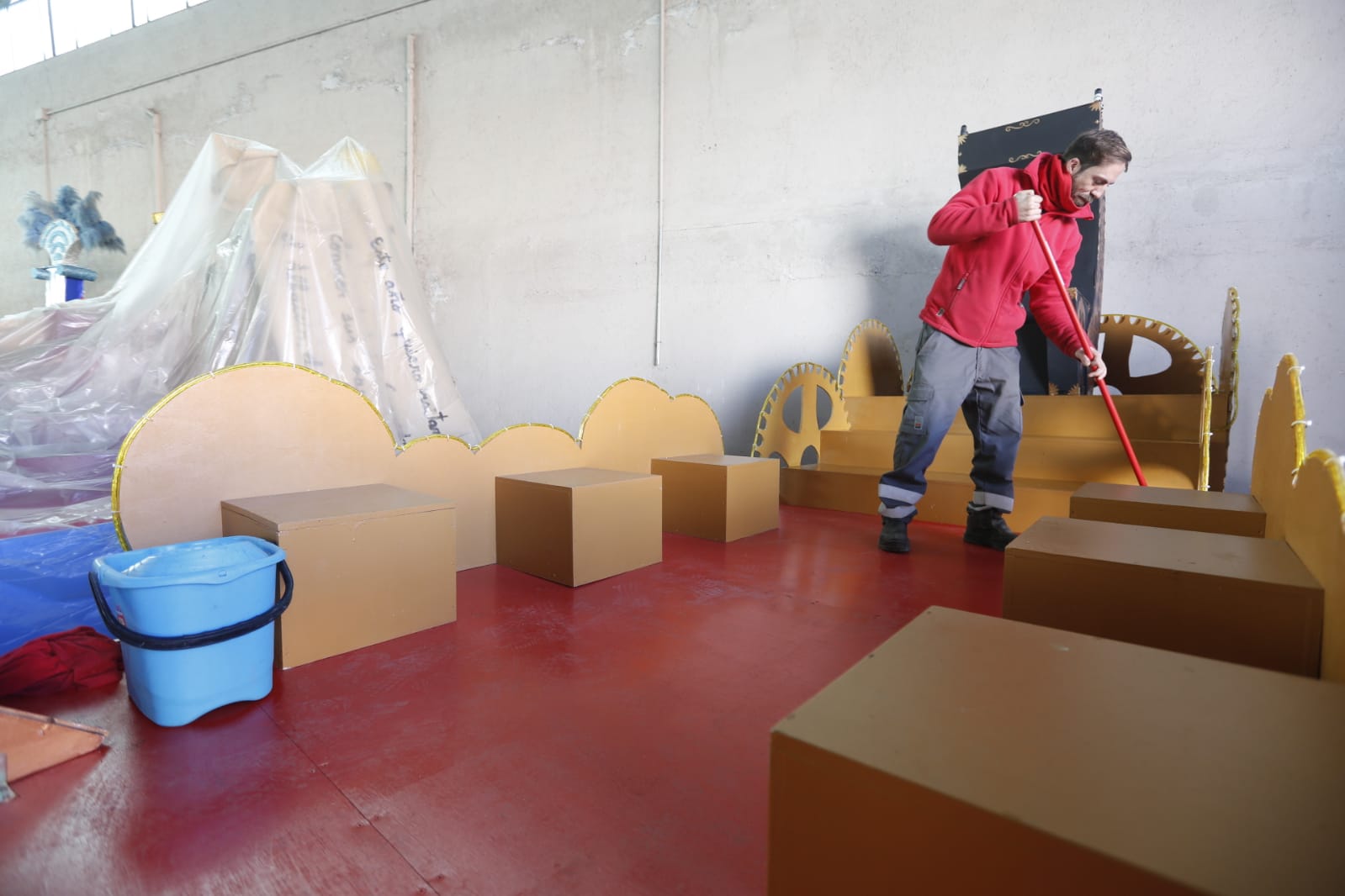 Así se preparan las 22 carrozas que desfilarán por las calles de la ciudad este 5 de enero