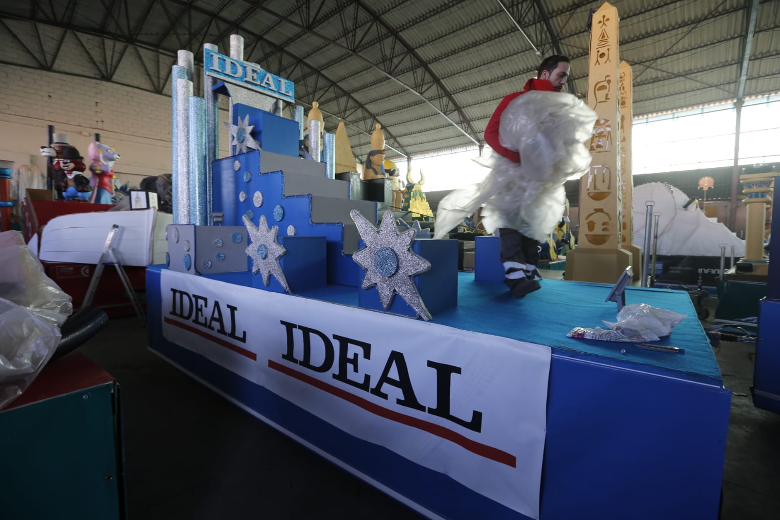 Así se preparan las 22 carrozas que desfilarán por las calles de la ciudad este 5 de enero