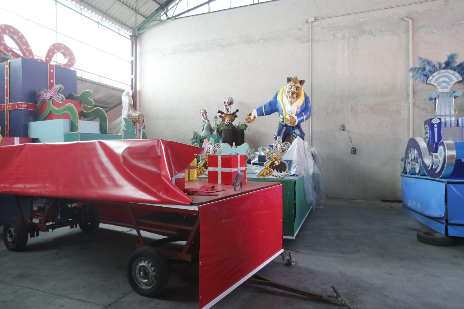 Así se preparan las 22 carrozas que desfilarán por las calles de la ciudad este 5 de enero