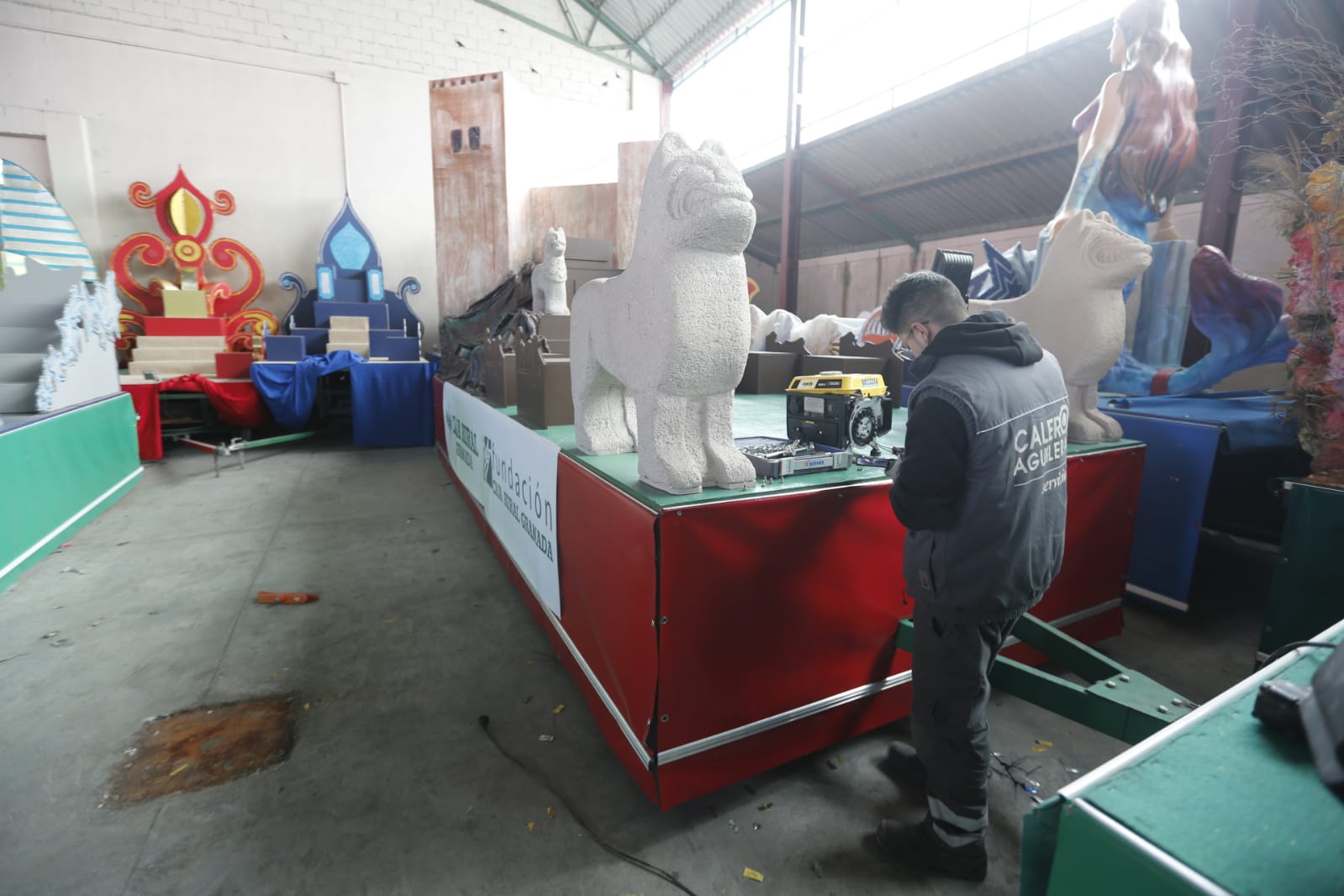 Así se preparan las 22 carrozas que desfilarán por las calles de la ciudad este 5 de enero