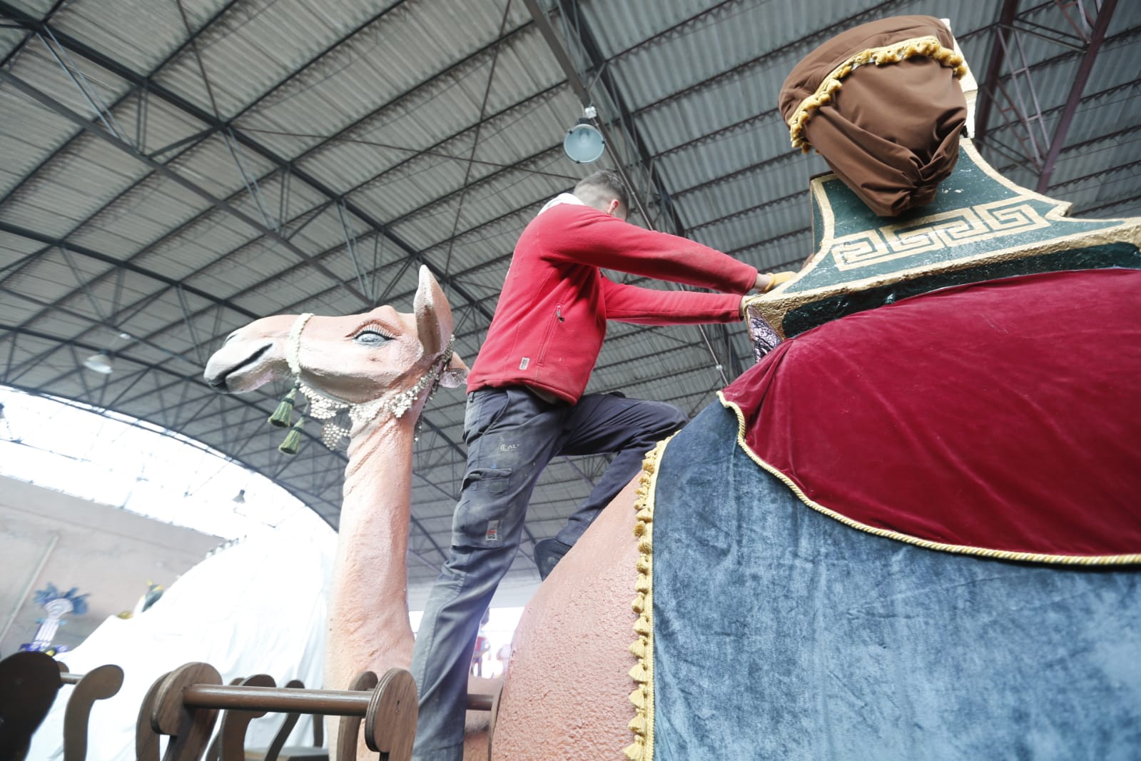 Así se preparan las 22 carrozas que desfilarán por las calles de la ciudad este 5 de enero