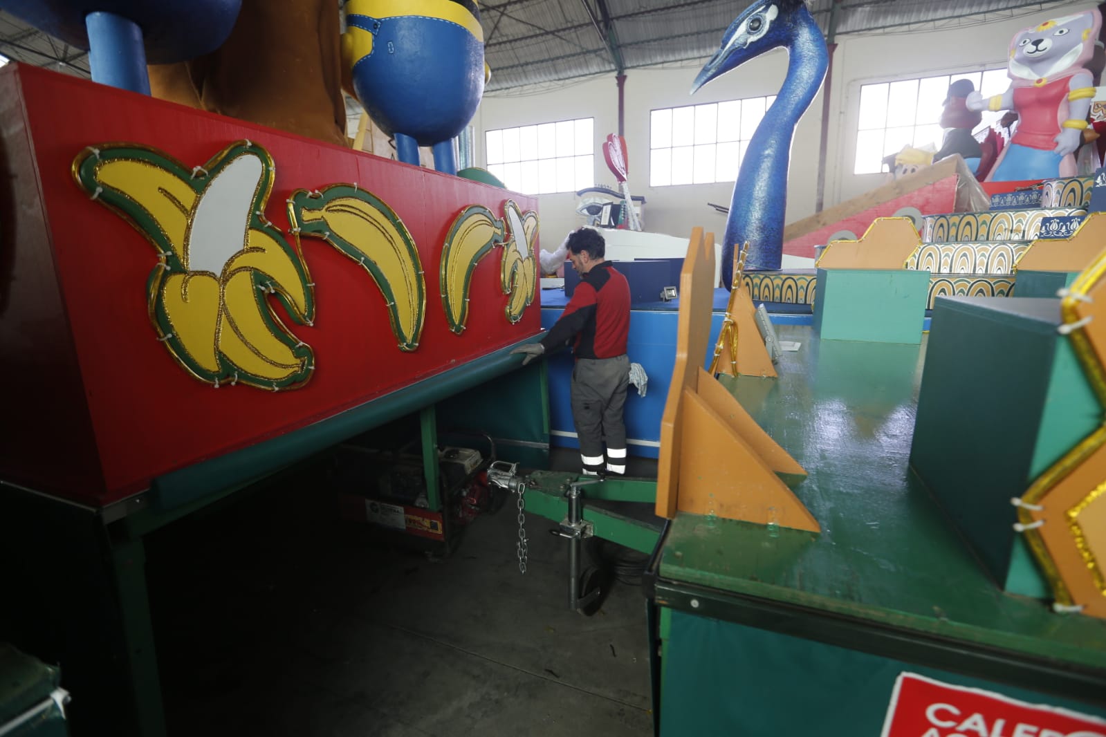 Así se preparan las 22 carrozas que desfilarán por las calles de la ciudad este 5 de enero