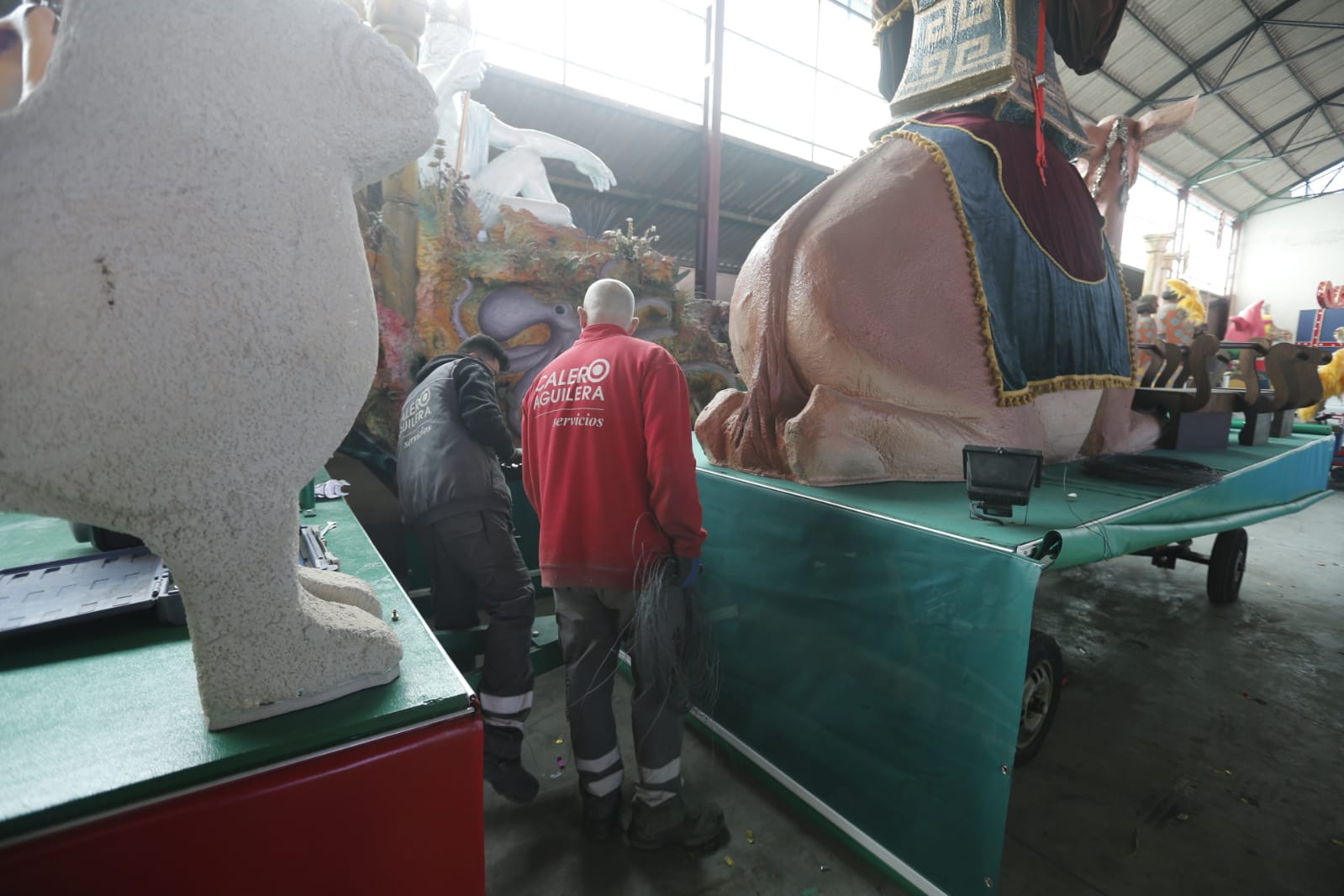 Así se preparan las 22 carrozas que desfilarán por las calles de la ciudad este 5 de enero