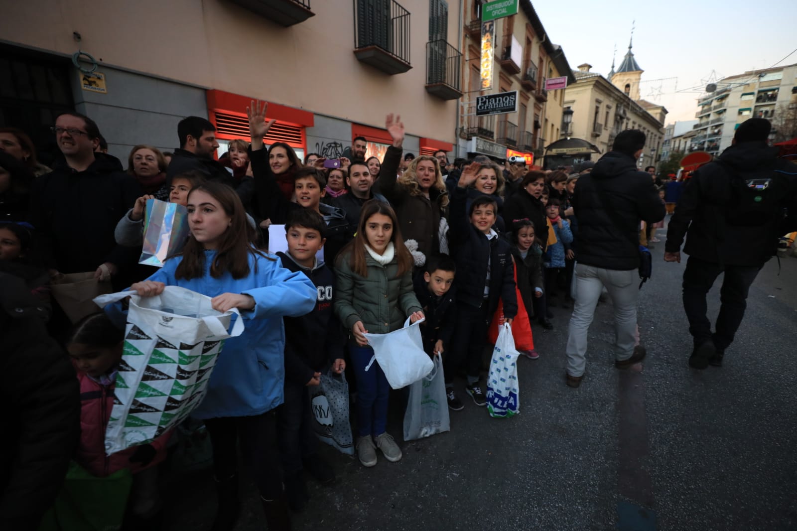 Fotos: La cabalgata de los Reyes Magos sale a las calles de Granada