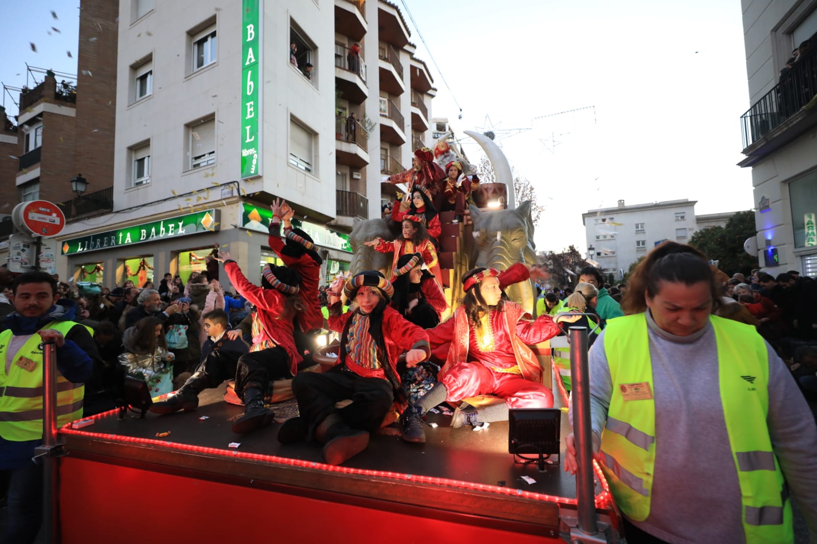 Fotos: La cabalgata de los Reyes Magos sale a las calles de Granada