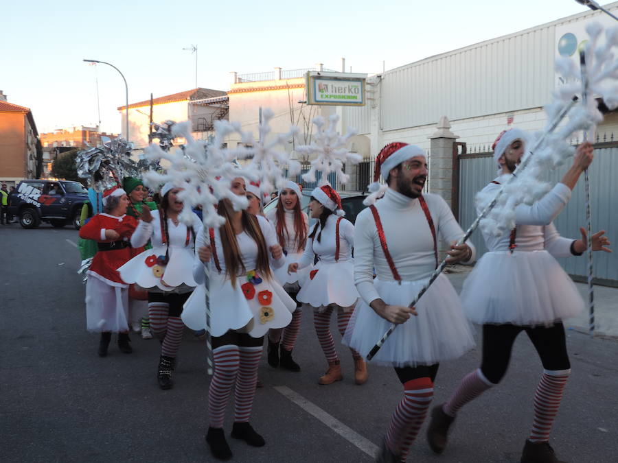 La localidad de Peligros ha vivido una de las Cabalgatas de Reyes más participativas de los últimos años, con un cortejo formado por cuatro carrozas y numerosos grupos de animación.