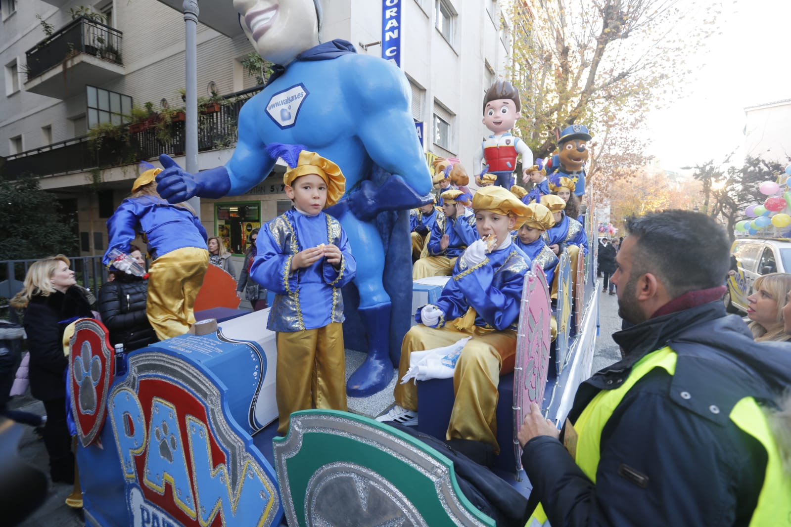 Desde los minutos previos al arranque hasta su llegada al Ayutamiento de Granada, aquí tienes todas las imágenes de la noche más mágica de la Navidad