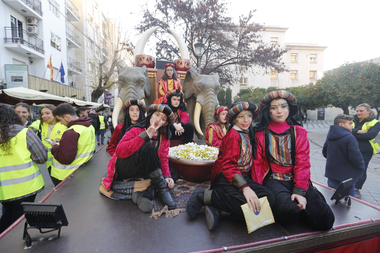 Desde los minutos previos al arranque hasta su llegada al Ayutamiento de Granada, aquí tienes todas las imágenes de la noche más mágica de la Navidad