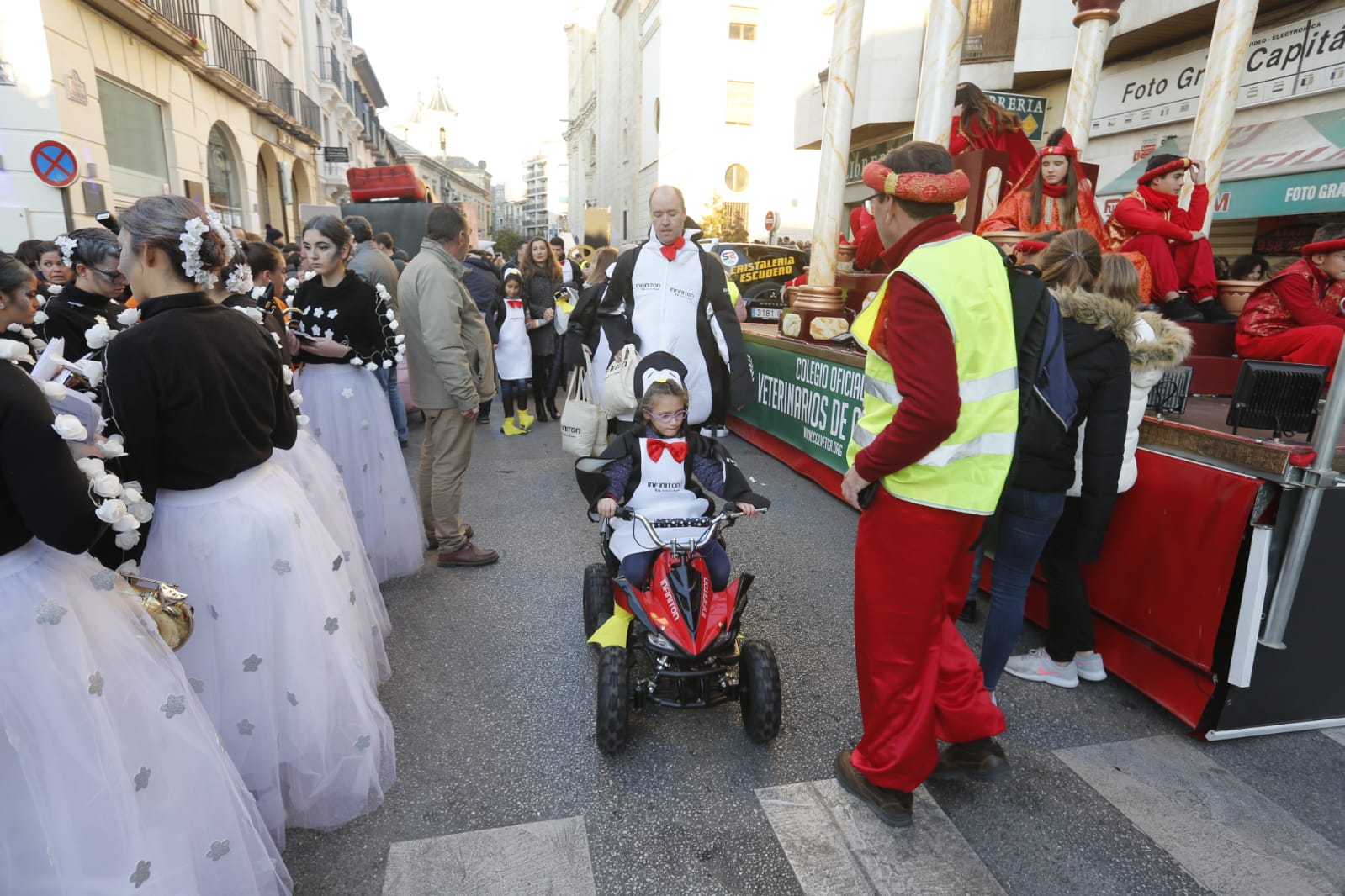 Desde los minutos previos al arranque hasta su llegada al Ayutamiento de Granada, aquí tienes todas las imágenes de la noche más mágica de la Navidad