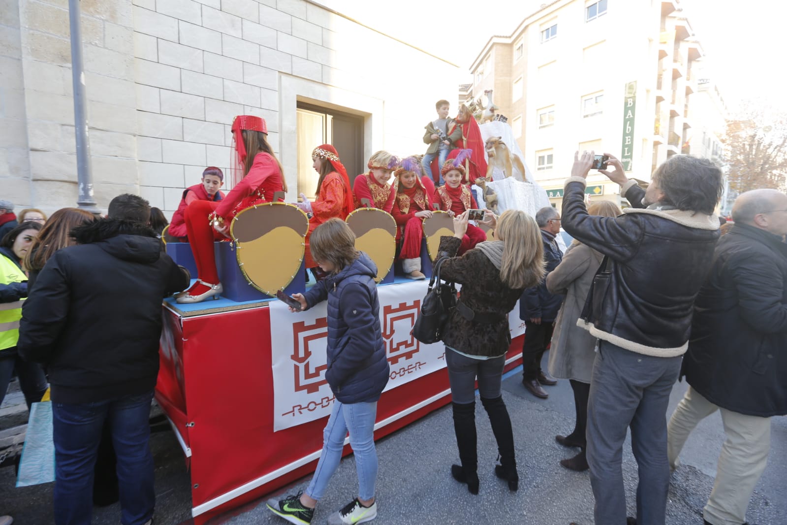 Desde los minutos previos al arranque hasta su llegada al Ayutamiento de Granada, aquí tienes todas las imágenes de la noche más mágica de la Navidad