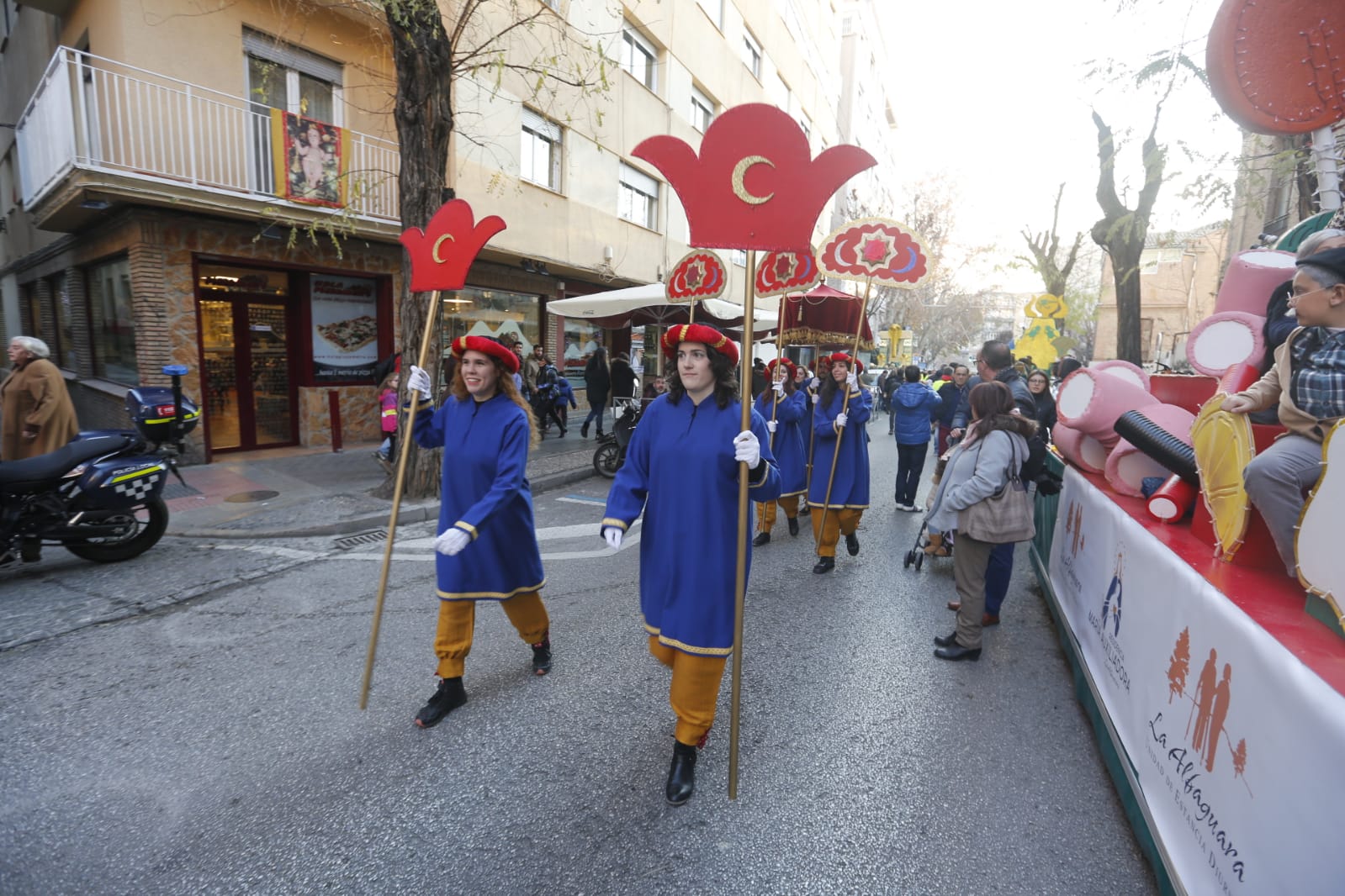 Desde los minutos previos al arranque hasta su llegada al Ayutamiento de Granada, aquí tienes todas las imágenes de la noche más mágica de la Navidad