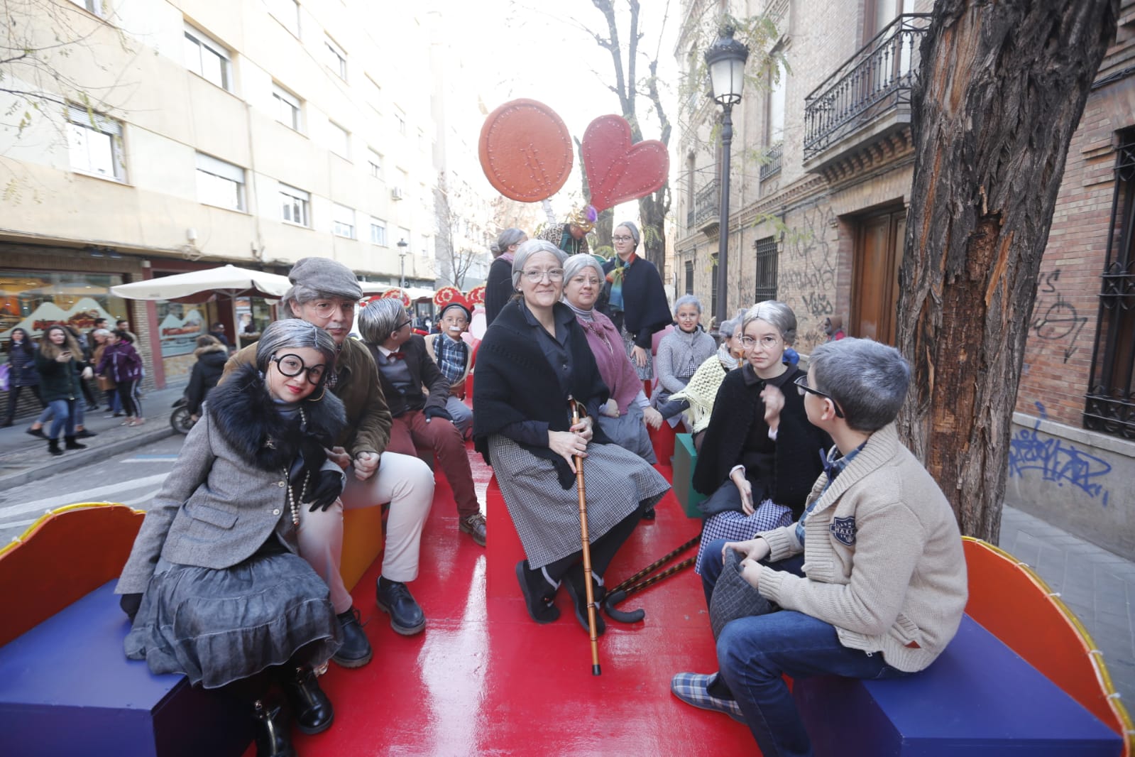 Desde los minutos previos al arranque hasta su llegada al Ayutamiento de Granada, aquí tienes todas las imágenes de la noche más mágica de la Navidad