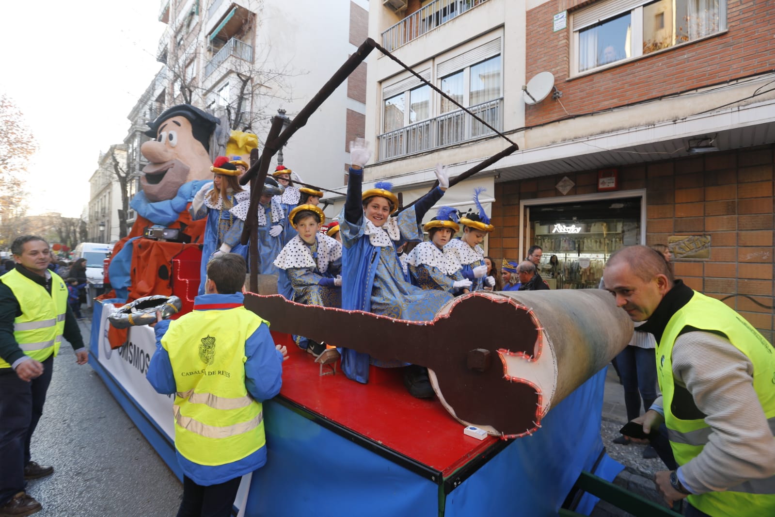 Desde los minutos previos al arranque hasta su llegada al Ayutamiento de Granada, aquí tienes todas las imágenes de la noche más mágica de la Navidad