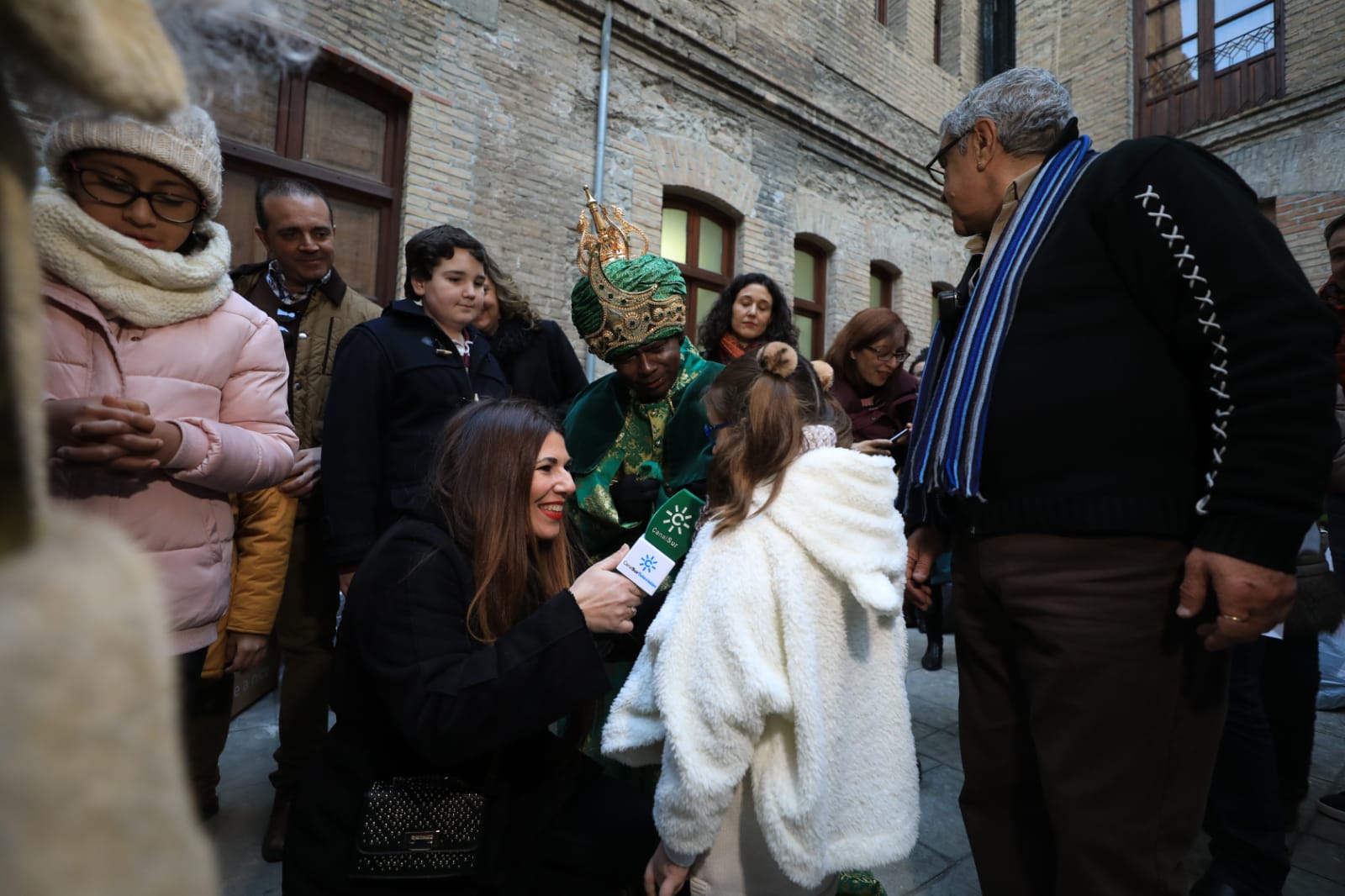 Desde los minutos previos al arranque hasta su llegada al Ayutamiento de Granada, aquí tienes todas las imágenes de la noche más mágica de la Navidad